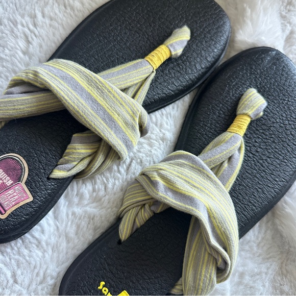 (3) SANUK SANDALS - Picture 4 of 4